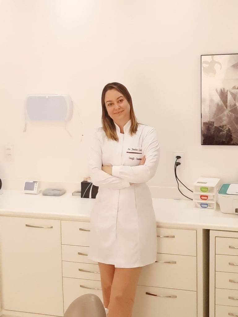 Dra. Janaína Castello Branco no consultório