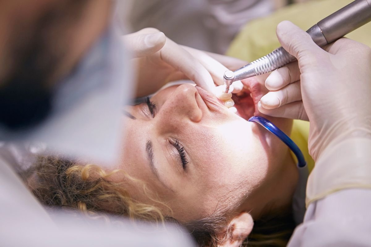 Limpeza dental sendo realizada em consultório
