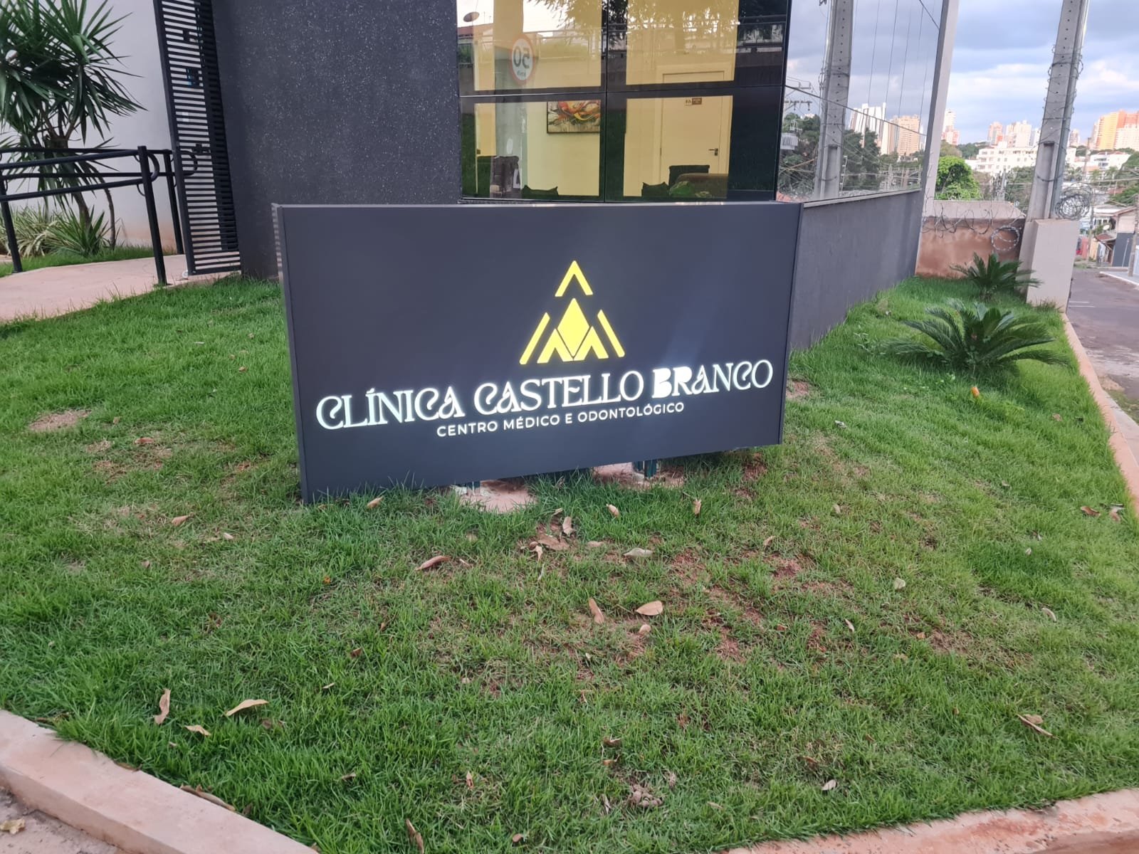 Fachada da Clínica Castello Branco com a placa e o símbolo da montanha