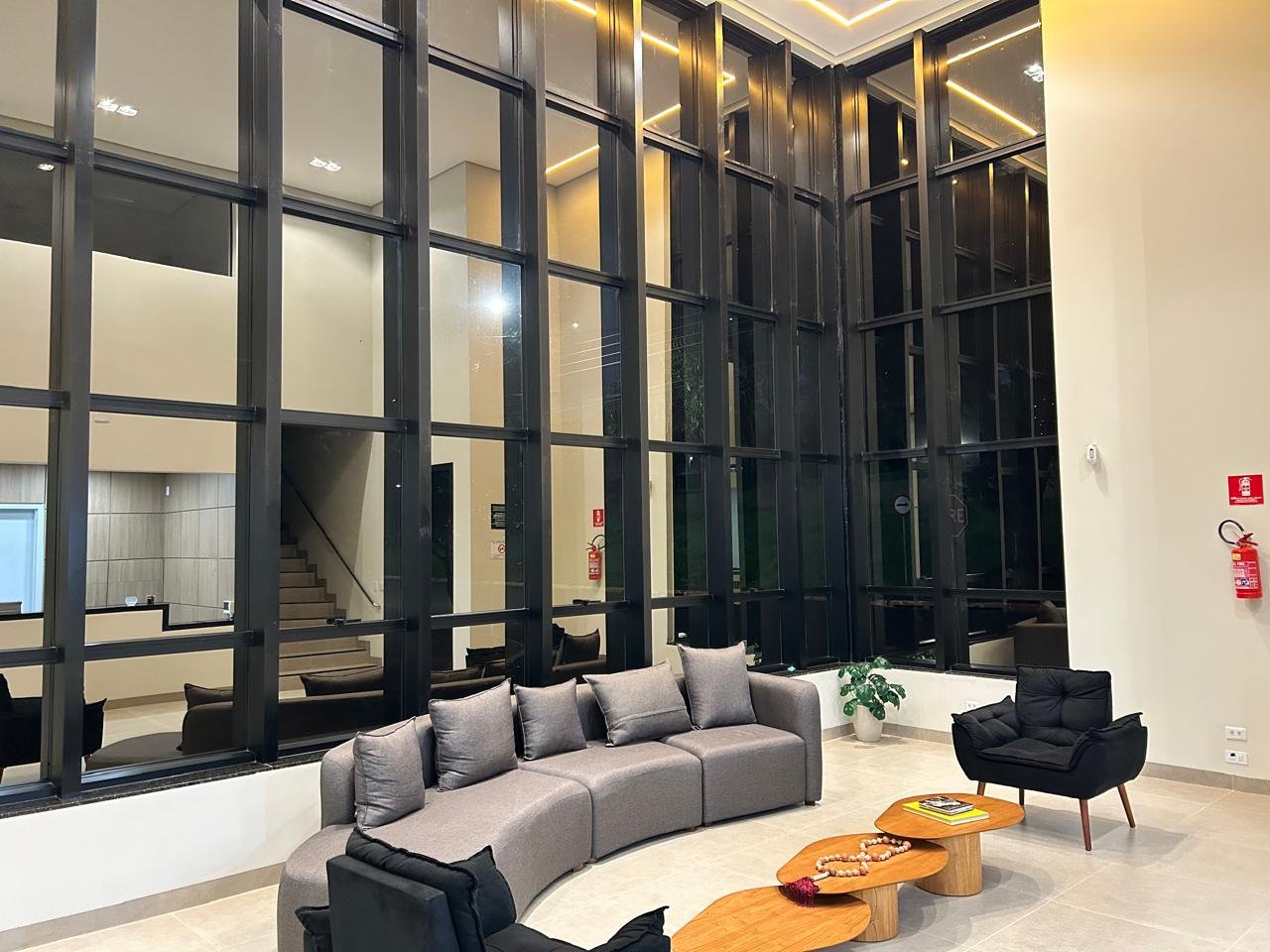 Lounge de espera da Clínica Castello Branco, com pé-direito duplo