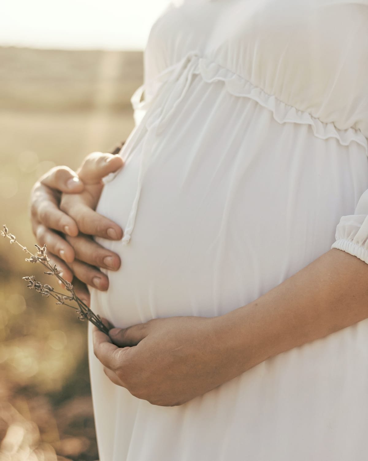 Gestante com as mãos sobre a barriga